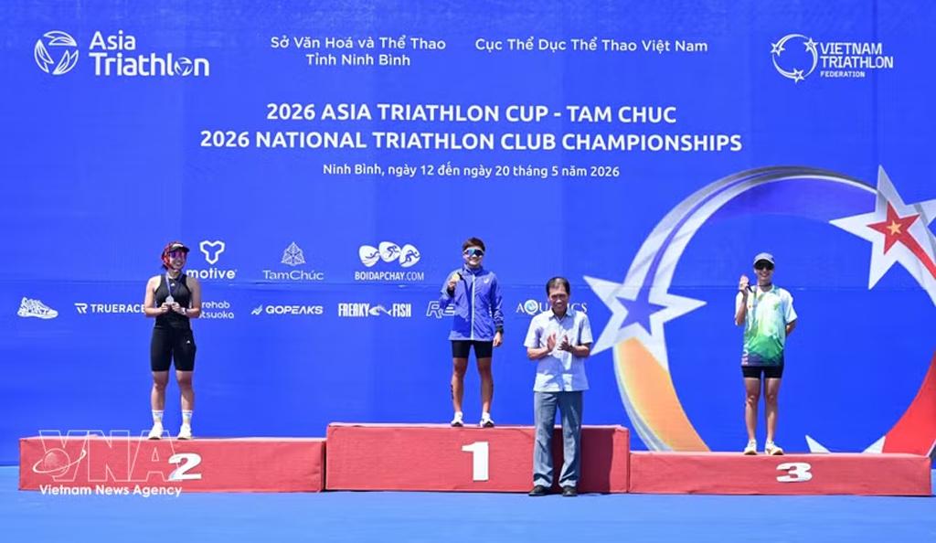 Organisers present individual awards to athletes competing in the 2026 National Triathlon Club Championships. (Photo: VNA)