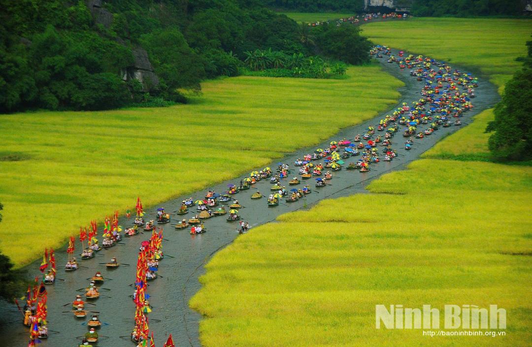 Procession of Ninh Binh Tourism week 2025 at Tam Coc tourist site.