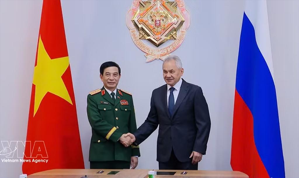 Deputy Prime Minister and Minister of National Defence General Phan Van Giang (L) meets with General Sergei Shoigu, Secretary of the Security Council of the Russian Federation (Photo: VNA)