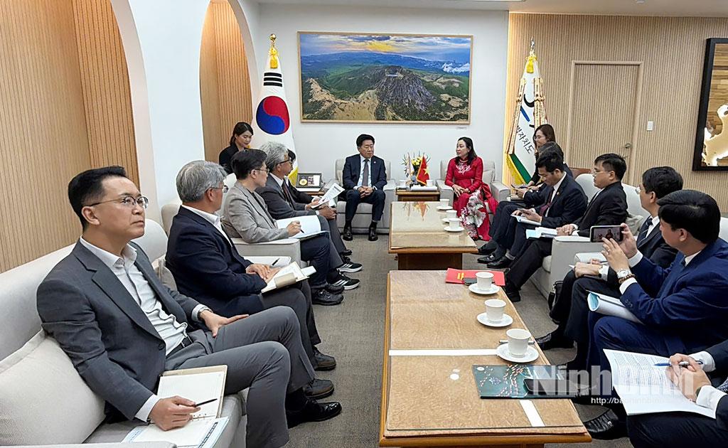 AT the working session with Governor of Jeju province Oh Young Hun.