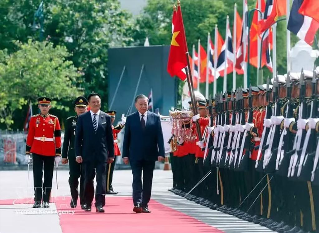General Secretary of the Communist Party of Viet Nam Central Committee and President of Viet Nam To Lam and Thai Prime Minister Anutin Charnvirakul review the Guard of Honour of the Royal Thai Armed Forces. (Photo: VNA)