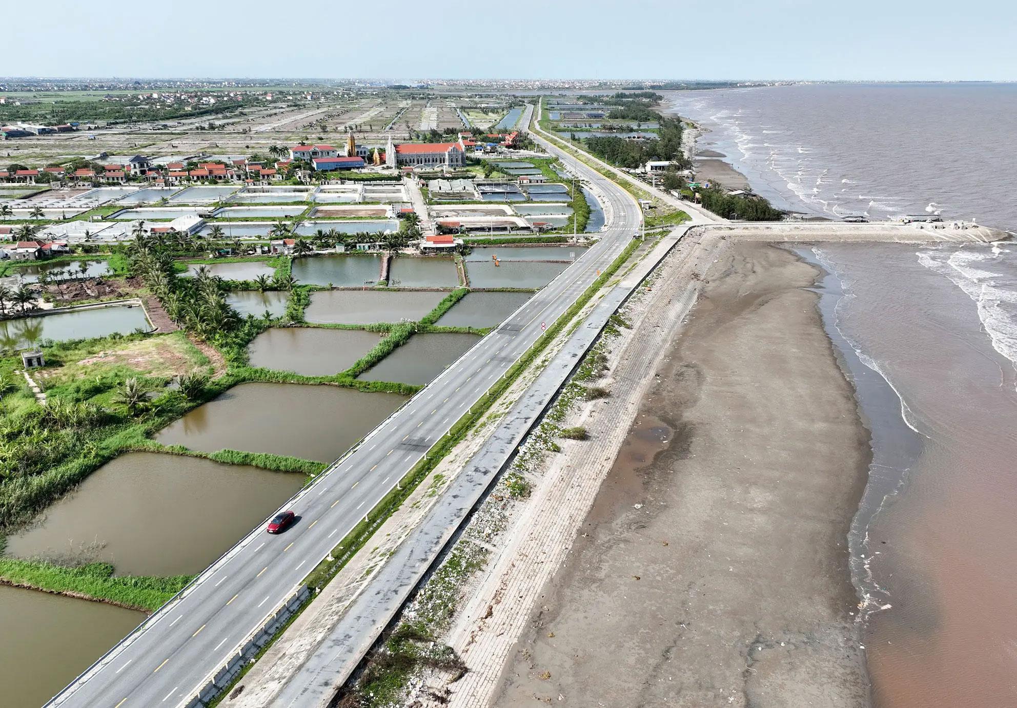 The new Nam Dinh-Lac Quan road - the coastal road section passing through Hai Quang commune. (Photo: VIET DU)