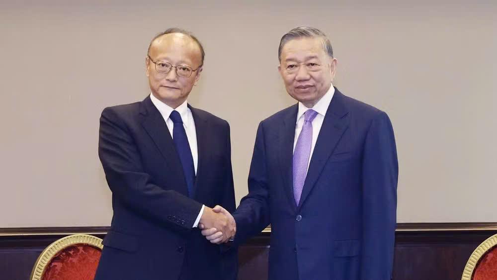 Party General Secretary and State President To Lam (right) meets with ADB President Masato Kanda in Manila on May 31. (Photo: VNA)