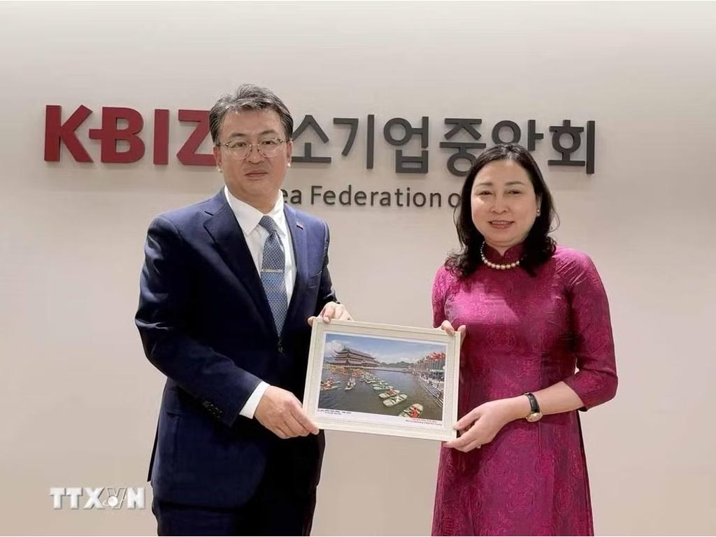 Dinh Thi Lua, Deputy Secretary of the Provincial Party Committee and Chairwoman of the Vietnam Fatherland Front Committee of Ninh Binh province, presents gifts to KBIZ Vice Chairman Oh Kee Woong.