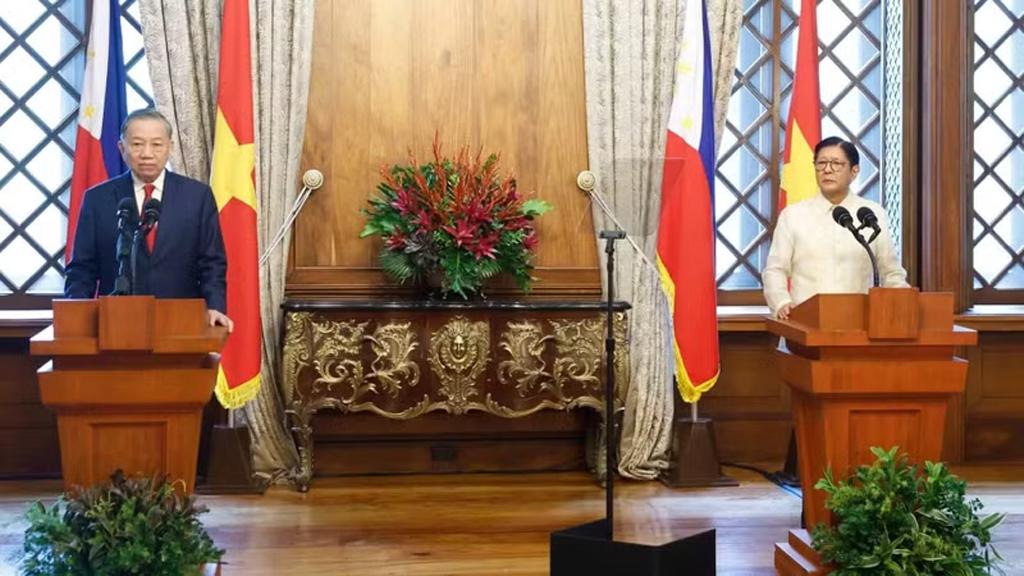 General Secretary of the Communist Party of Viet Nam Central Committee and State President To Lam (left), and Philippine President Ferdinand Romualdez Marcos Jr. meet with the press to announce the results of their earlier talks. (Photo: VNA)