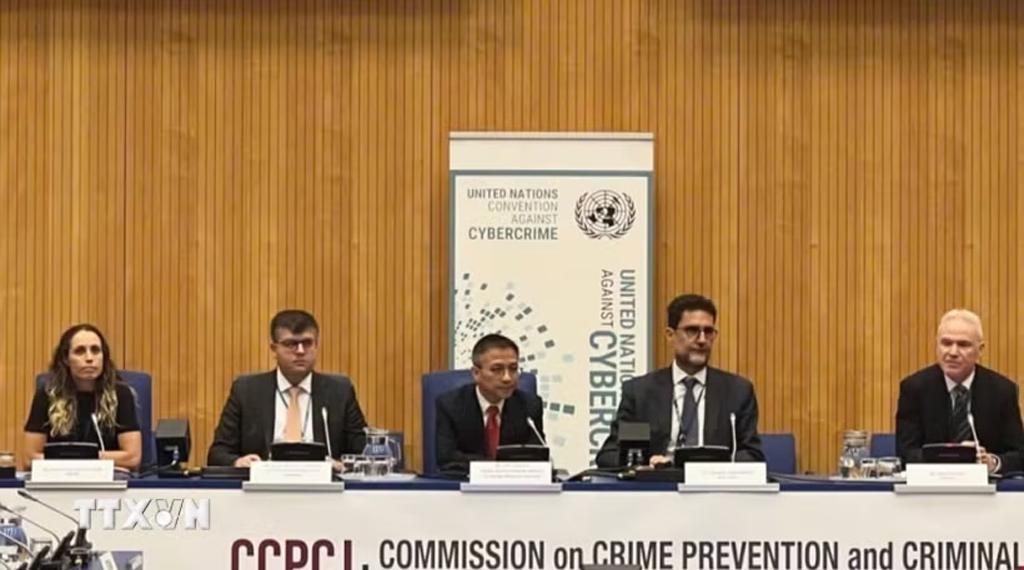 Chu Tuan Duc (middle), Deputy Director of the Department of International Law and Treaties under Vietnam’s Ministry of Foreign Affairs addresses the seminar. (Photo: VNA)
