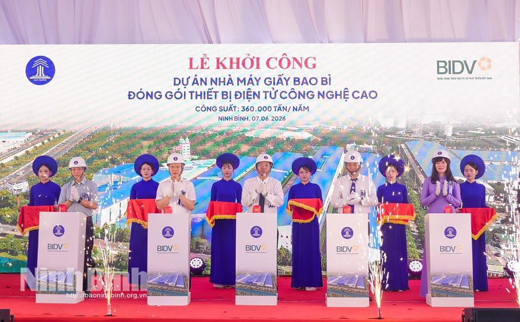 Delegates press button to start construction at packaging paper plant in Ninh Binh province.