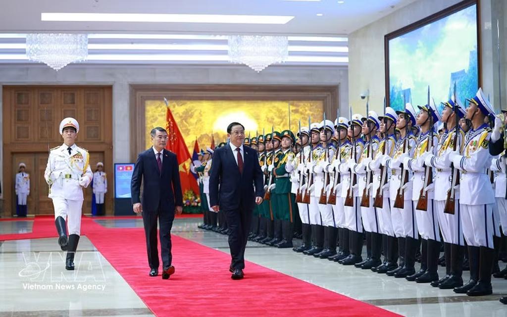 Prime Minister Le Minh Hung (left) and his Lao counterpart Sonexay Siphandone review the Guard of Honor of the Vietnam People's Army (Photo: VNA)