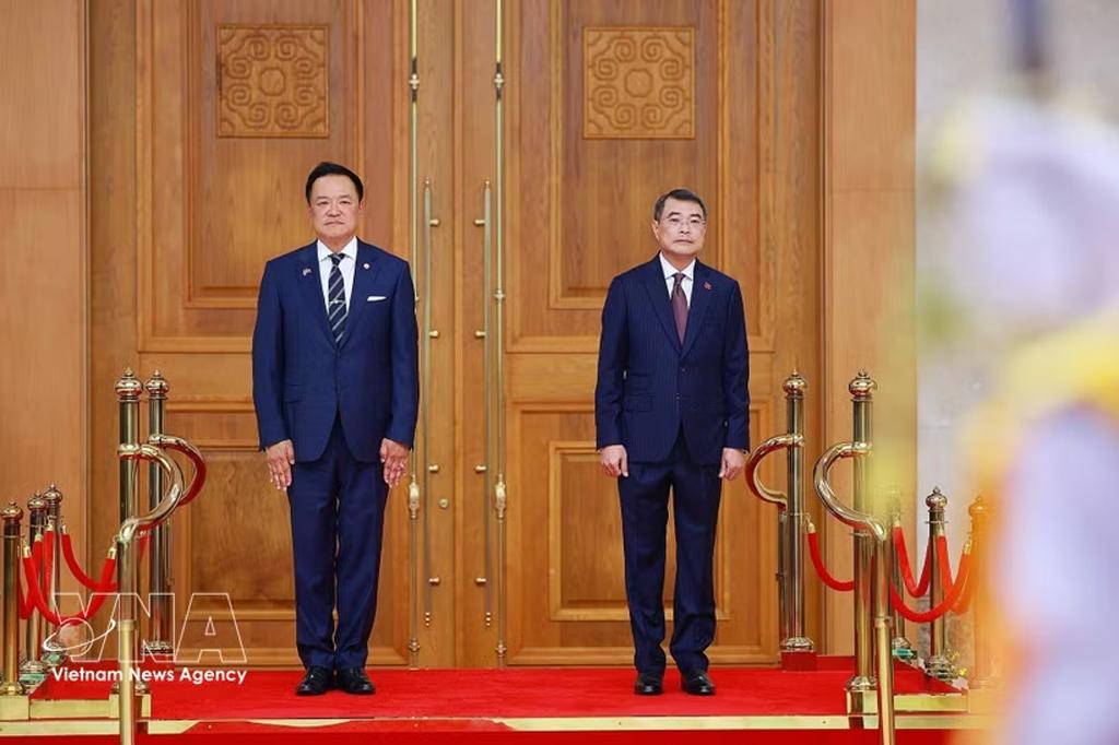Prime Minister Le Minh Hung (right) and his Thai counterpart Anutin Charnvirakul at the welcome ceremony in Hanoi on June 8. (Photo: VNA)