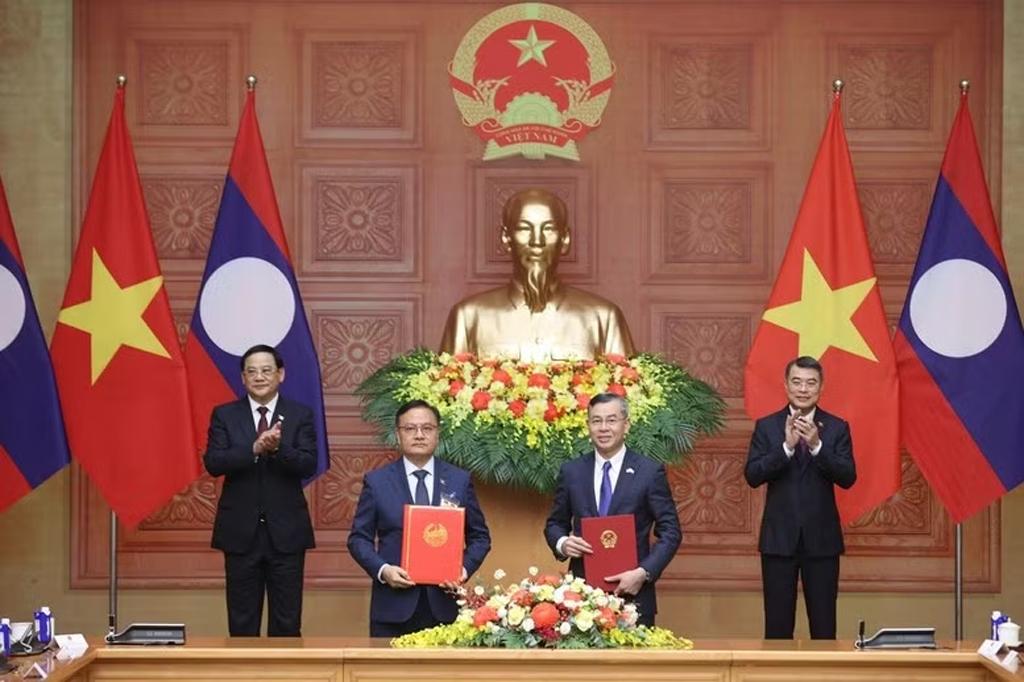 Vietnamese Minister of Finance Ngo Van Tuan (R) and Lao Deputy Prime Minister and Minister of Finance Santiphab Phomvihane exchanges a cooperation agreement between their respective ministries for the 2026 2030 period under the witness of Vietnamese Prime Minister Le Minh Hung (R) and his visiting Lao counterpart Sonexay Siphandone in Ha Noi on June 7, 2026. (Photo: VGP).