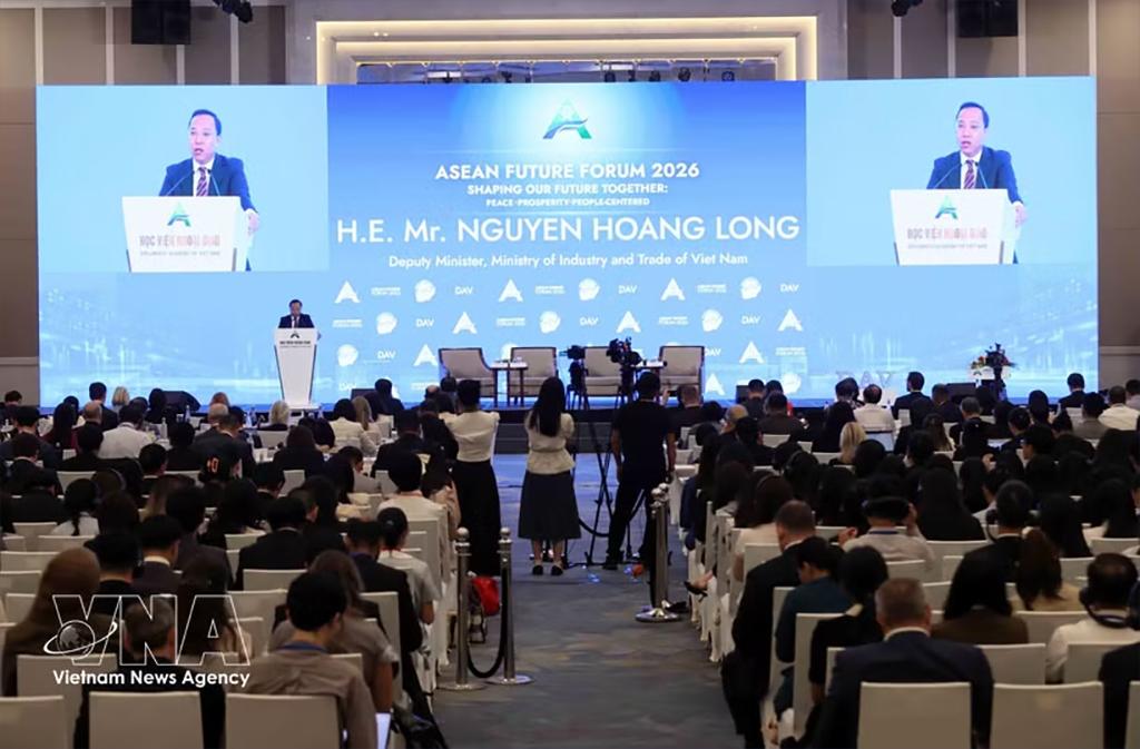 Deputy Minister of Industry and Trade Nguyen Hoang Long addresses the session. (Photo: VNA)
