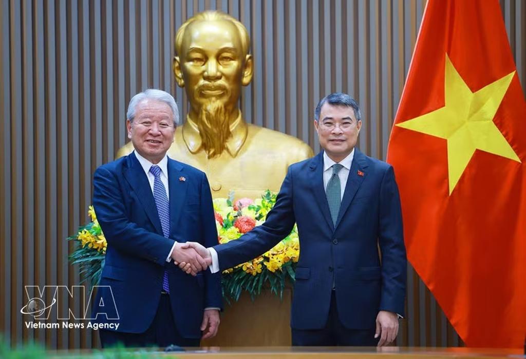 Prime Minister Le Minh Hung (right) recieves JICA President Tanaka Akihiko in Hanoi on June 11. (Photo: VNA)