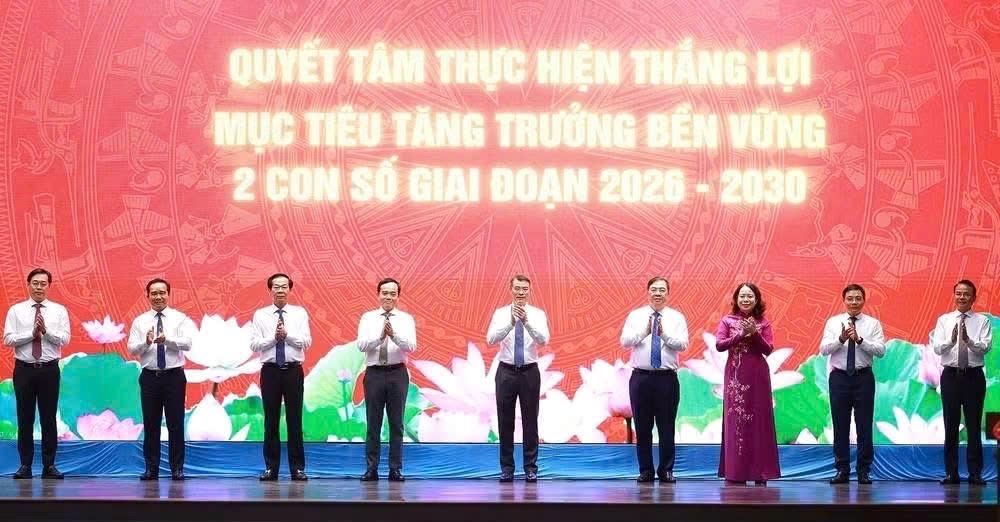 Prime Minister Le Minh Hung (C) and delegates launch the emulation movement aimed at achieving sustainable double-digit growth in the 2026 2030 period. (Photo: NDO)