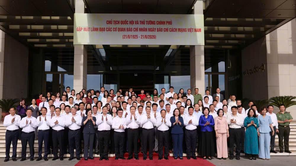 PM Le Minh Hung and NA Chairman Tran Thanh Man pose for a photo with leaders of press agencies. (Photo: Duy Linh)