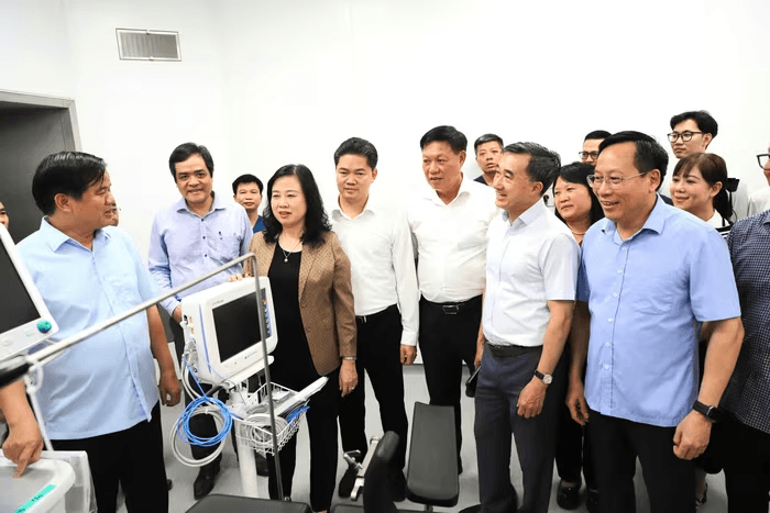 Minister of Health Dao Hong Lan inspects at the second establishment of Bach Mai Hospital in Ninh Binh.