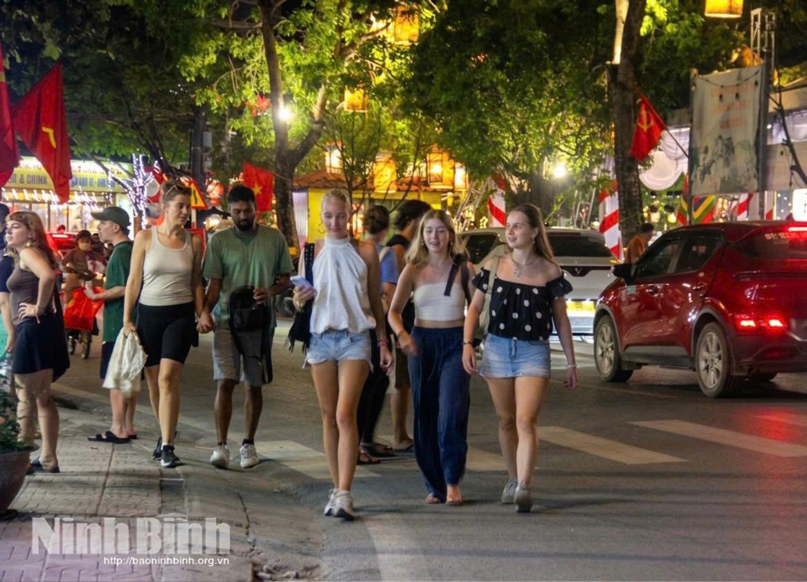 Foreign visitors in Tam Coc.