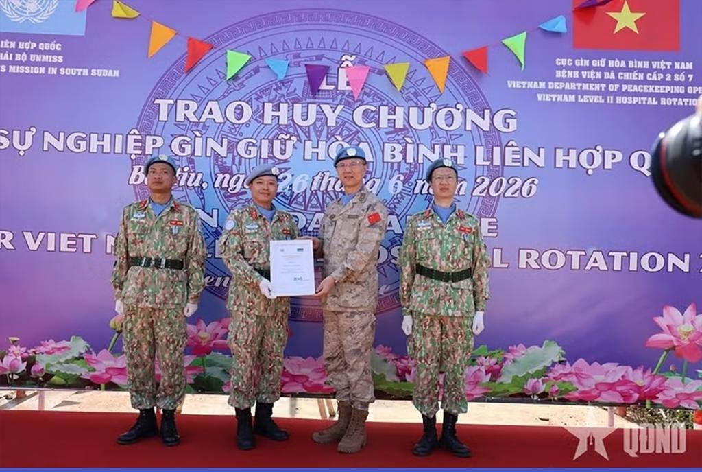 Major General Junhui Wu, Force Commander of UNMISS, presents the certificate awarding the United Nations Medal Viet Nam's Level-2 Field Hospital Rotation 7 to the Director of the hospital. (Source: qdnd.vn)