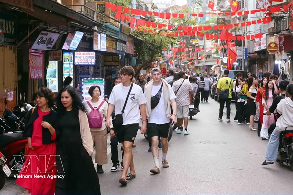 The number of international tourist arrivals to Vietnam climbs nearly 15% in the first half of 2026. (Photo: VNA)