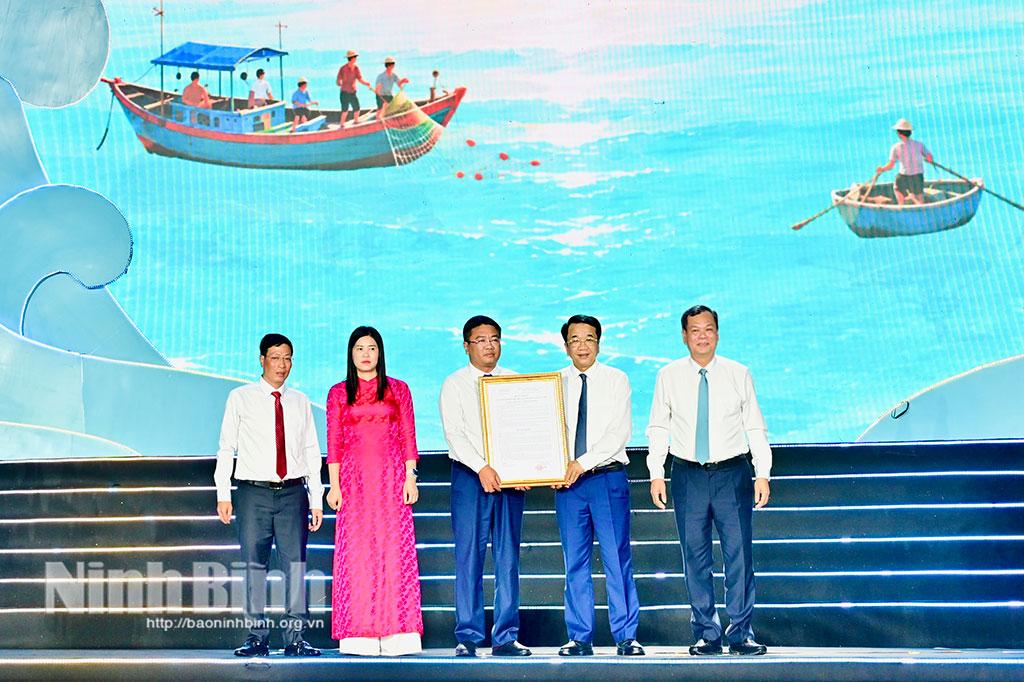 Ninh Binh authorities hand over the Provincial People’s Committee’s decision to rename Quat Lam tourist area as Giao Ninh tourist area.