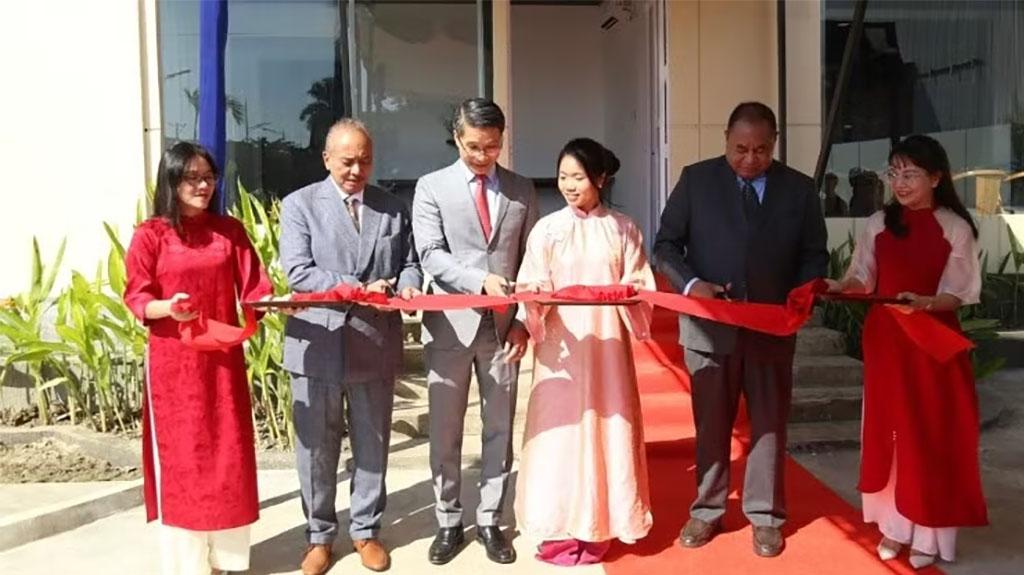 Chargé d'Affaires Pham Binh Dam and delegates cut the ribbon to officially open the Vietnamese Embassy in Timor-Leste. (Photo: Vietnamese Embassy in Timor-Leste)