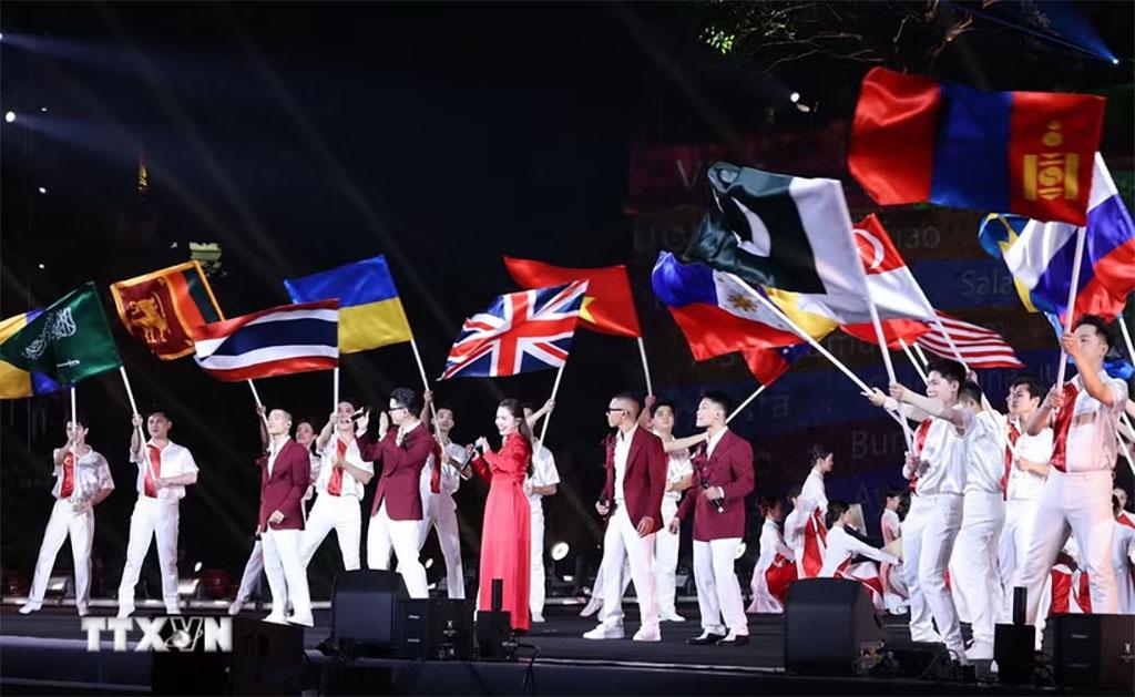 At the opening of the first-ever Cultures of the World Festival in Hanoi. (Photo: VNA)