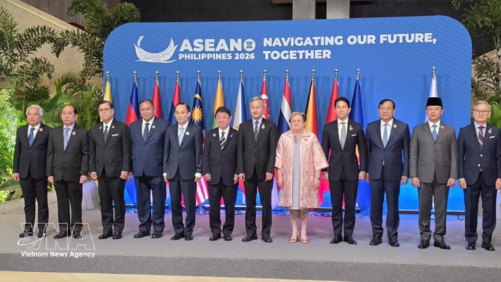 ASEAN+3 foreign ministers pose for a group photo ahead of the meeting. (Photo: VNA)