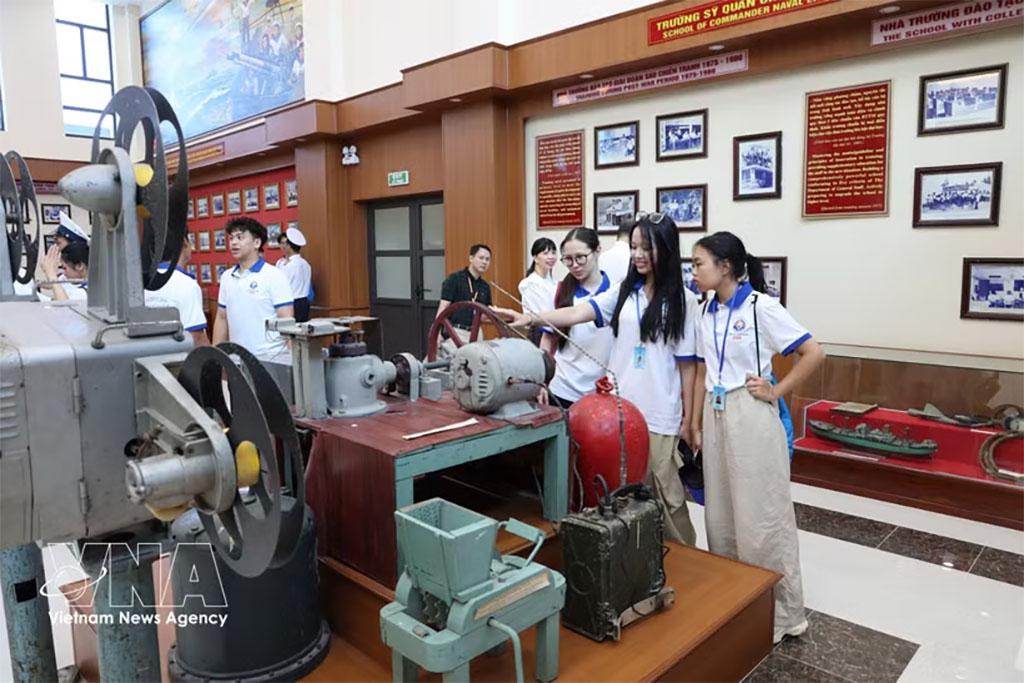 Young overseas Vietnamese learn about the traditions of the Vietnam People's Navy and its mission of safeguarding the nation's maritime sovereignty. (Photo: VNA)