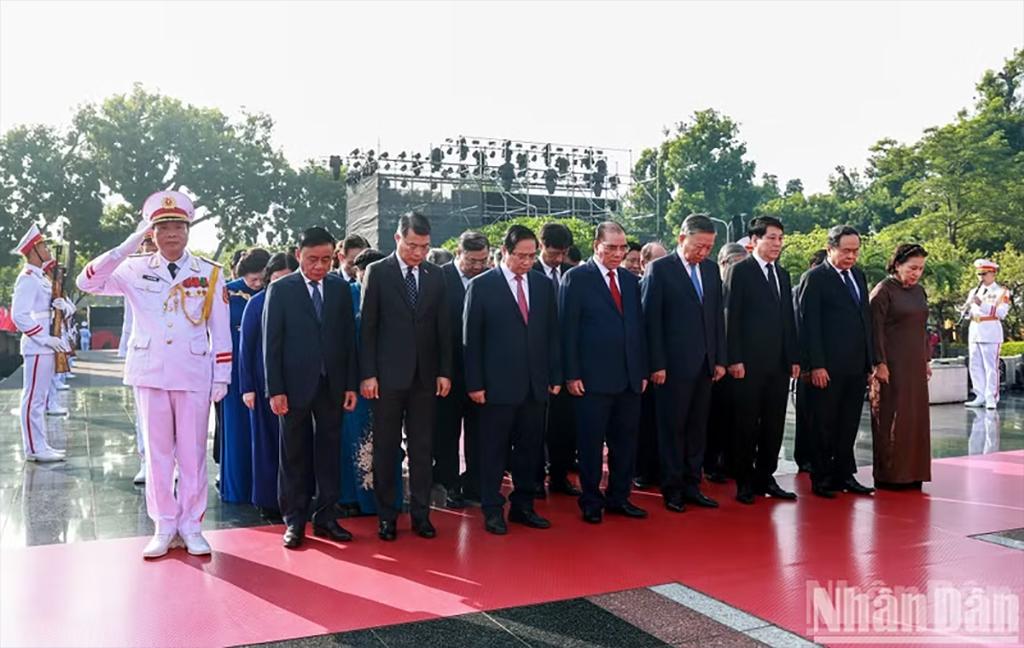 Incumbent and former leaders of the Party and the State pay tribute to fallen soldiers at the Monument to Heroic Martyrs on Bac Son street in Ha Noi. (Photo: NDO)