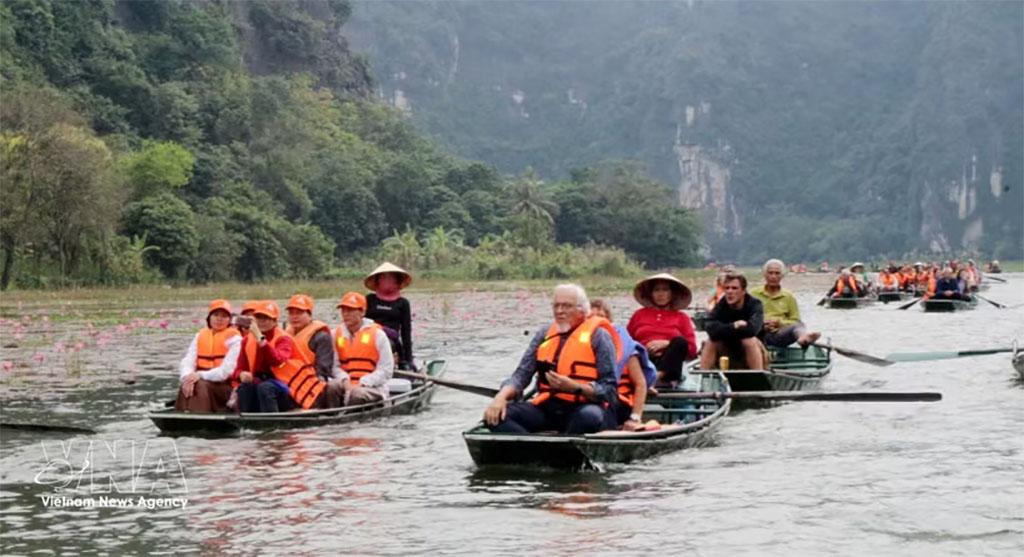 International tourists enjoy boat tour in Tam Coc, Ninh Binh province. (Photo: VNA)