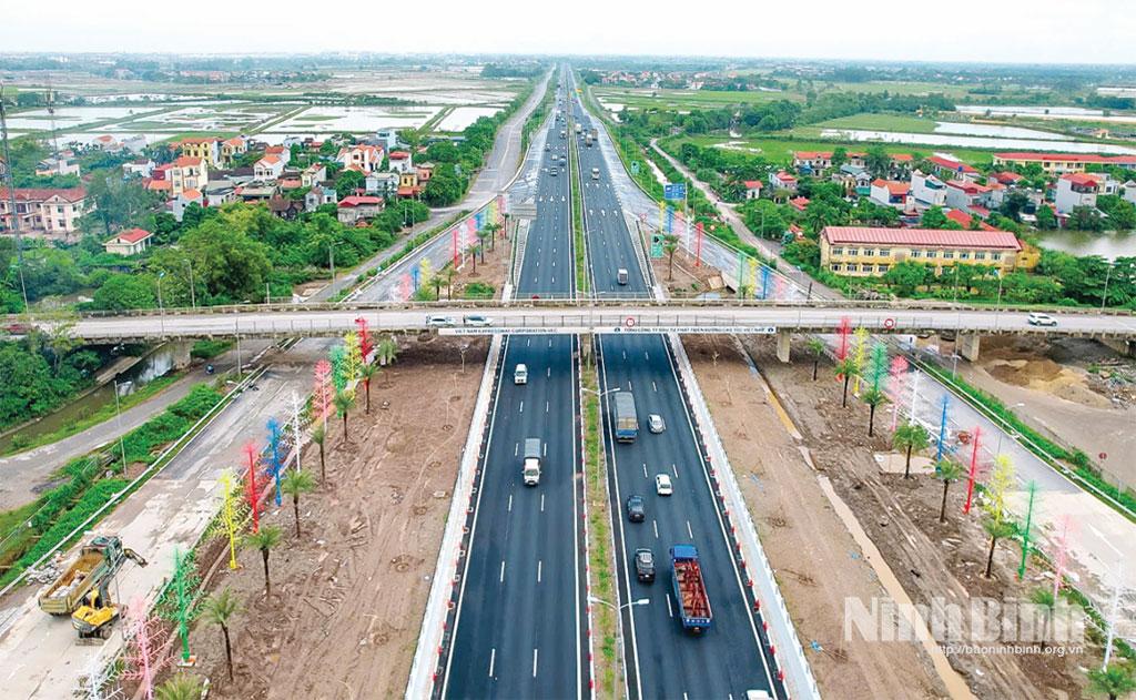 The Phu Thu interchange connecting Cau Gie - Ninh Binh expressway with the section of Ring Road No. 5 in the Capital Region has been completed.