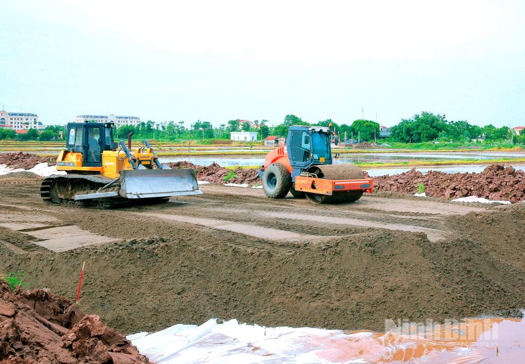Construction at the road connecting the southern part of the Red River Delta with the Northwestern mountainous region and Central coastal region.