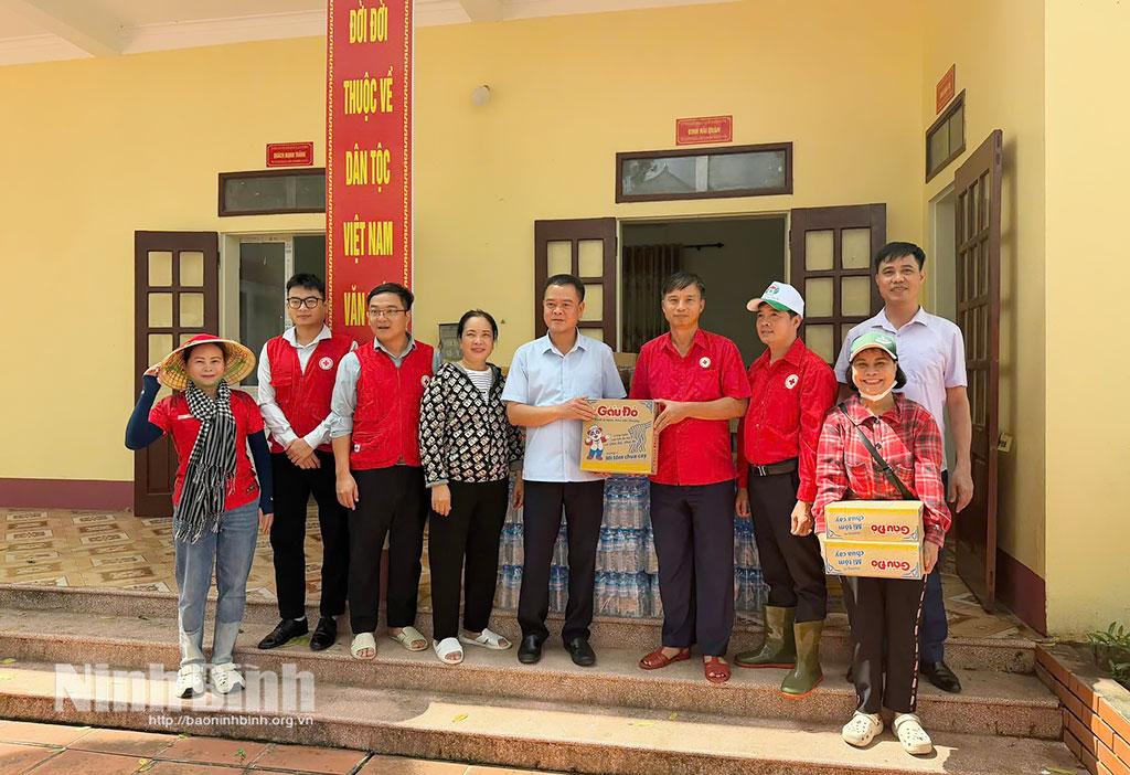 Ninh Binh's Red Cross Society provides relief support for flood affected households in Gia Tuong commune