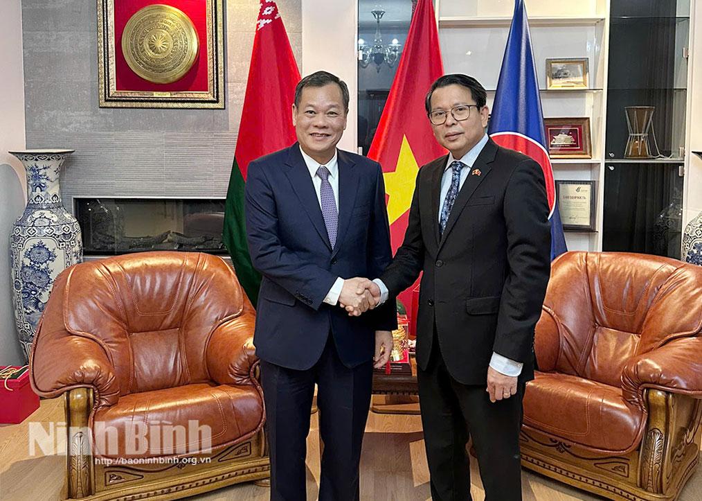 Le Quoc Chinh, Deputy Secretary of the Provincial Party Committee and Chairman of the Provincial People's Council and Vietnamese Ambassador to Belarus Nguyen Van Trung (R).
