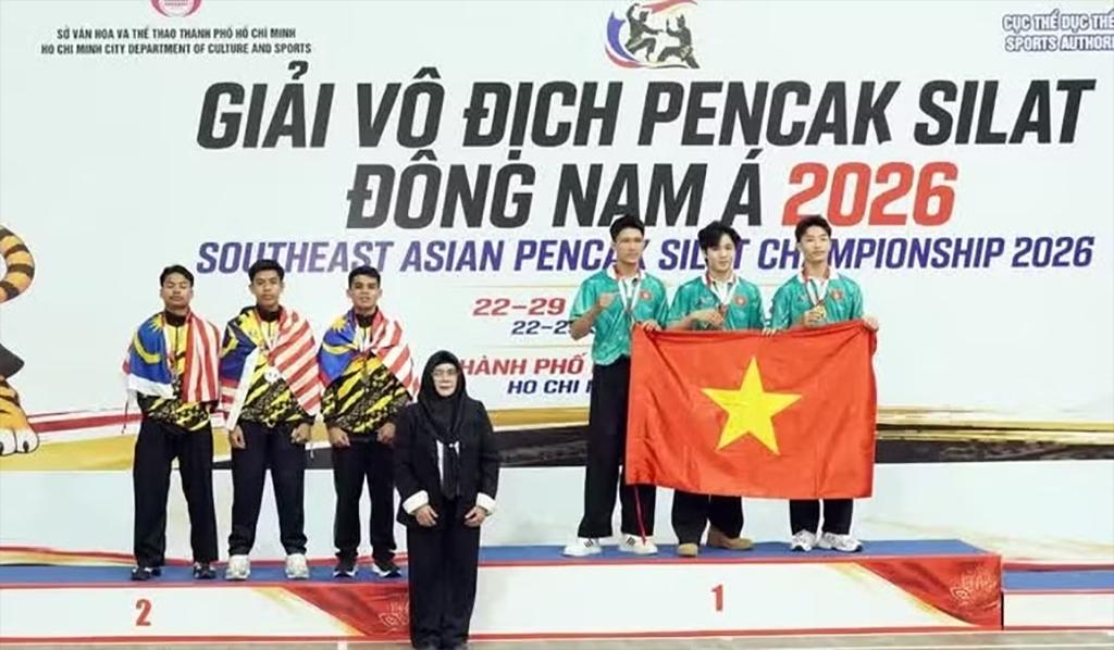 Titih Hayati, head of the Technical Committee of the International Pencak Silat Federation, presents awards to athletes competing in the men’s team performance event at the 2026 Southeast Asian Pencak Silat Championships. (Photo: VNA)