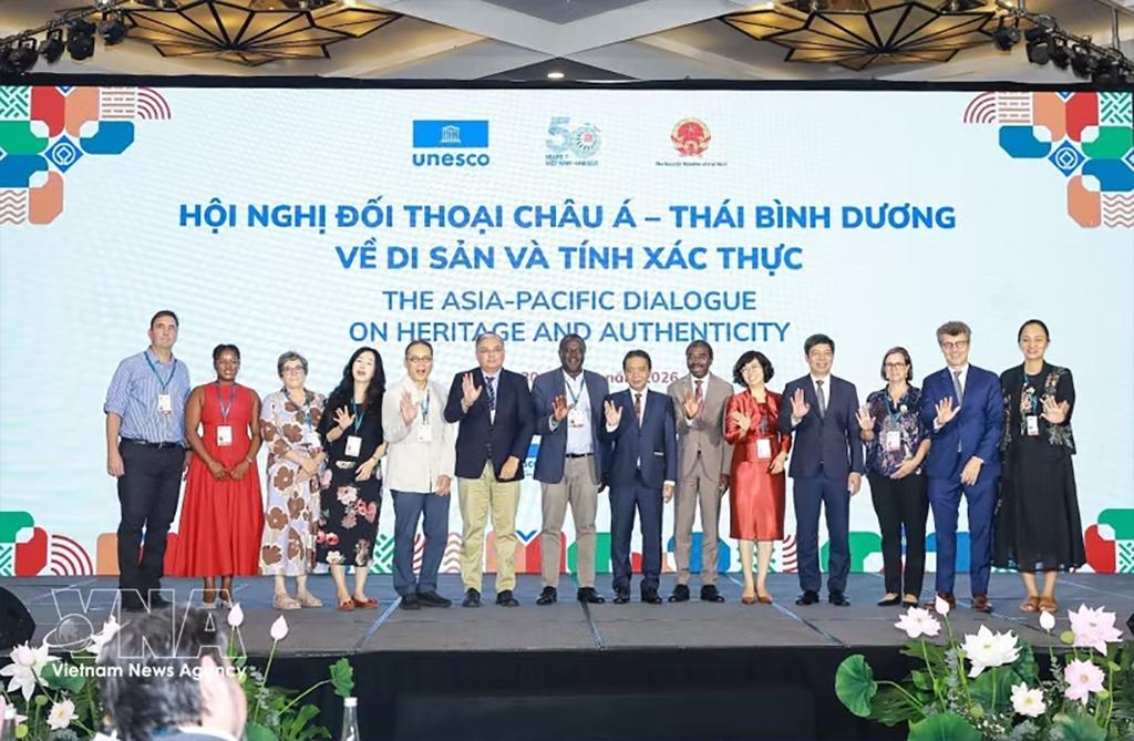 Participants pose for a group photo at the dialogue. (Photo: VNA)