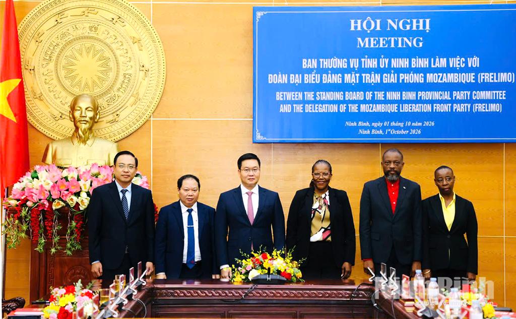 FRELIMO delegation visits and works with Ninh Binh authorities.