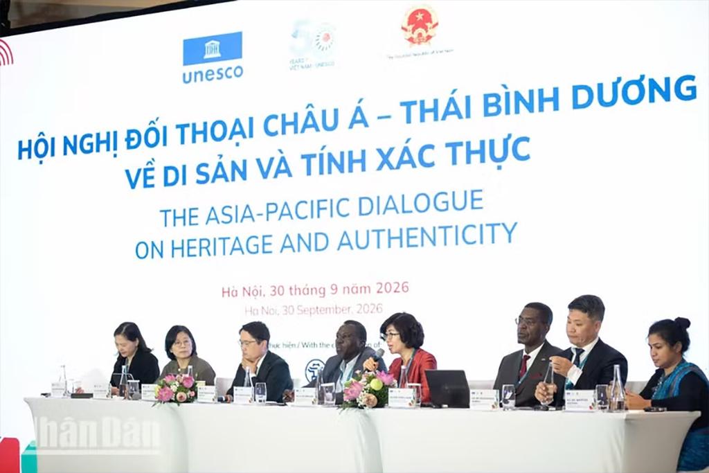 Ambassadors and Permanent Representatives of UNESCO member states share their views on approaches to heritage conservation. (Photo: MINH DUY)