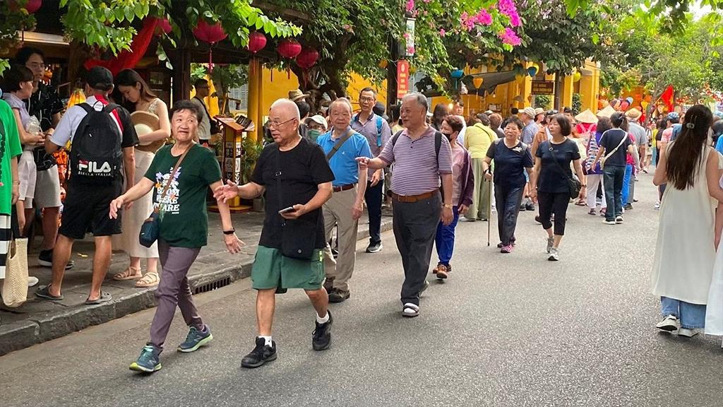 International tourists enjoy choosing Viet Nam. (Photo: Viet Nam National Authority of Tourism Information Centre, Ministry of Culture, Sports and Tourism)
