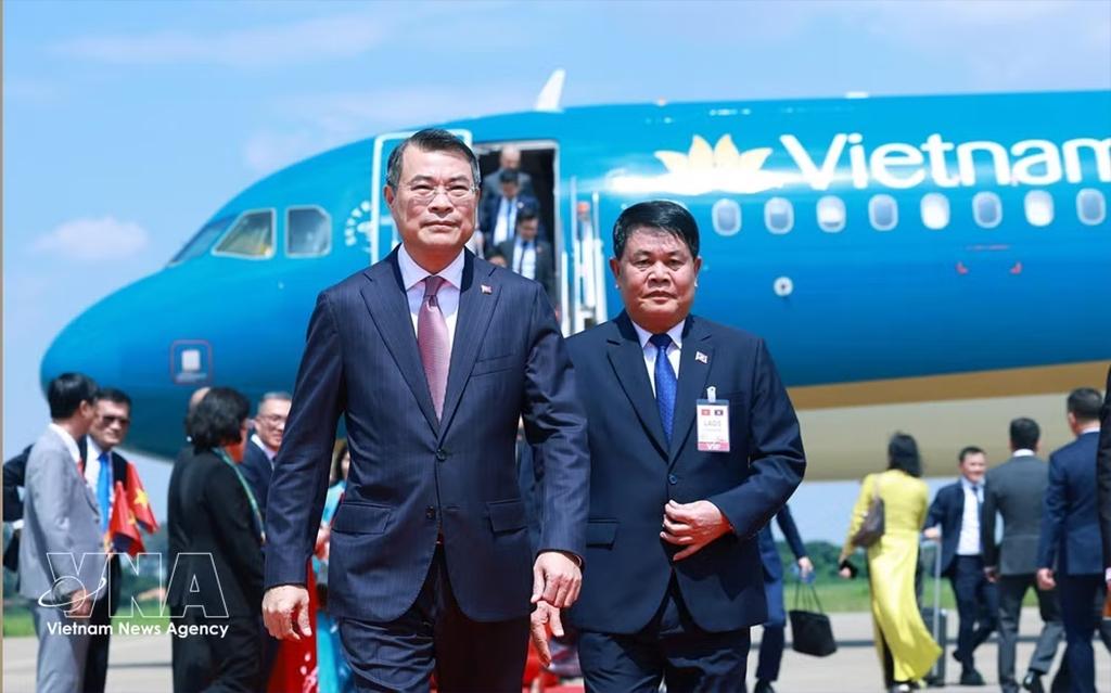 Prime Minister Le Minh Hung arrives in Vientiane on October 8, beginning his official visit to Laos. (Photo: VNA)