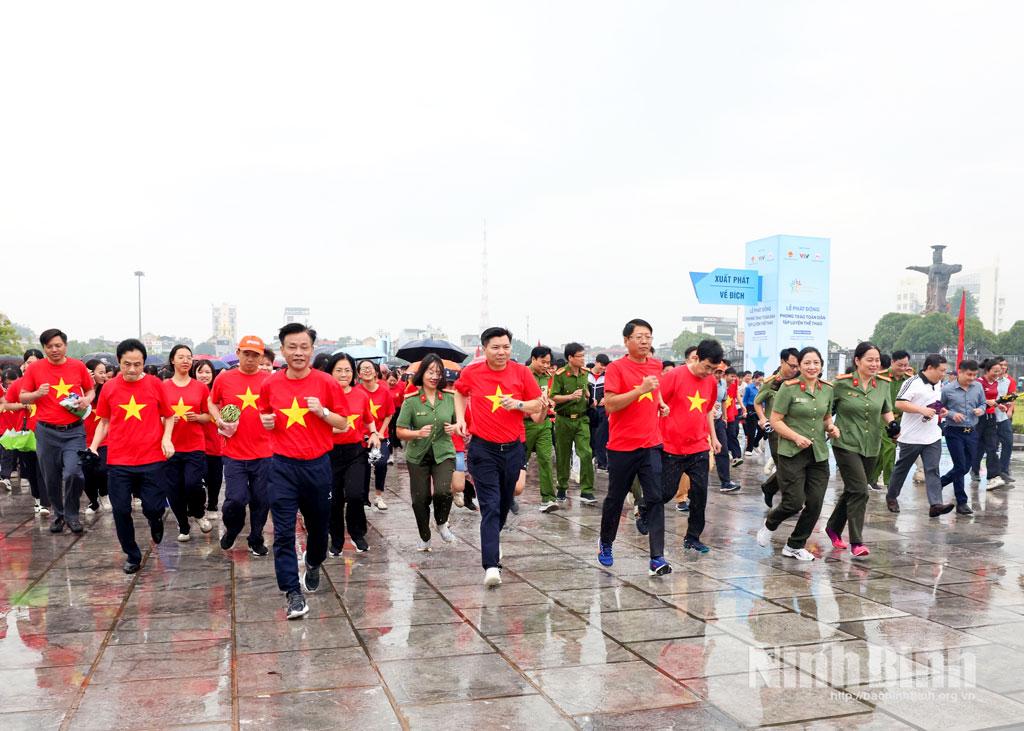 Provincial leaders, officials and local residents join a community run Dinh Tien Hoang De square following the launch.