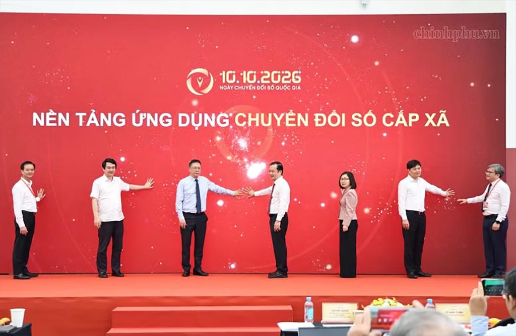 Delegates launch the commune-level digital transformation application on October 9 (Photo: VNA)
