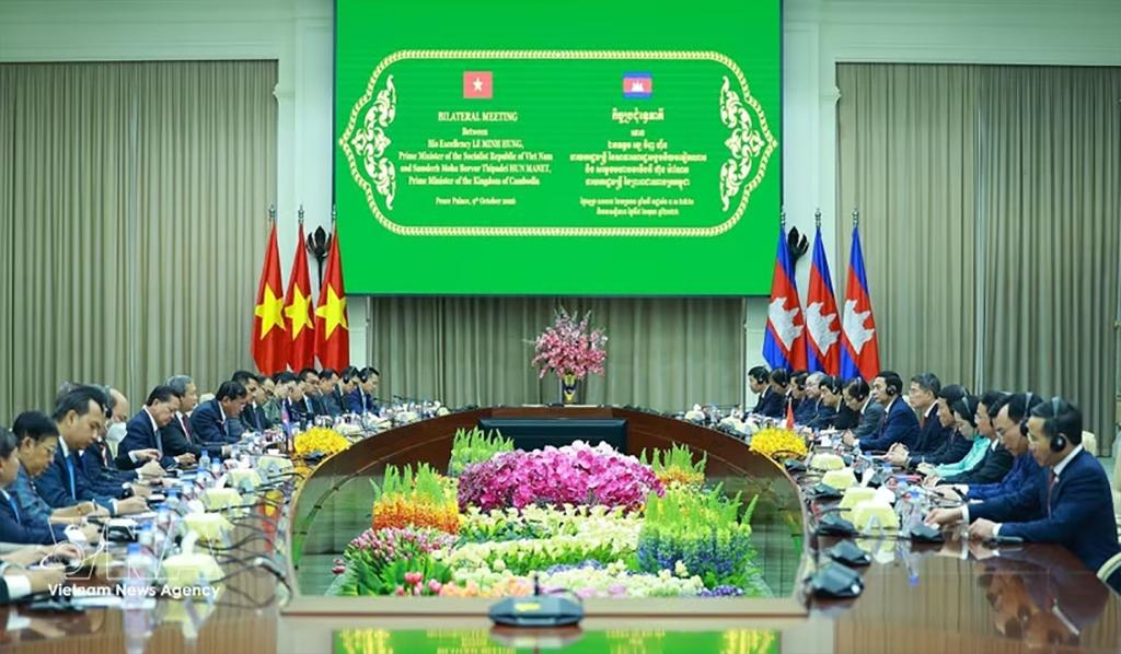 Prime Minister Le Minh Hung holds talks with his Cambodian counterpart Hun Manet in Phnom Penh on October 9. (Photo: VNA)