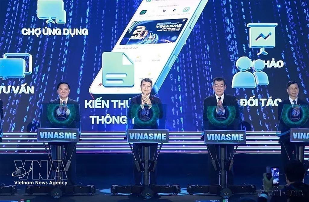 Prime Minister Le Minh Hung and delegates launch the digital platform of the Vietnam Association of Small and Medium Enterprises (August 2026). Photo: VNA