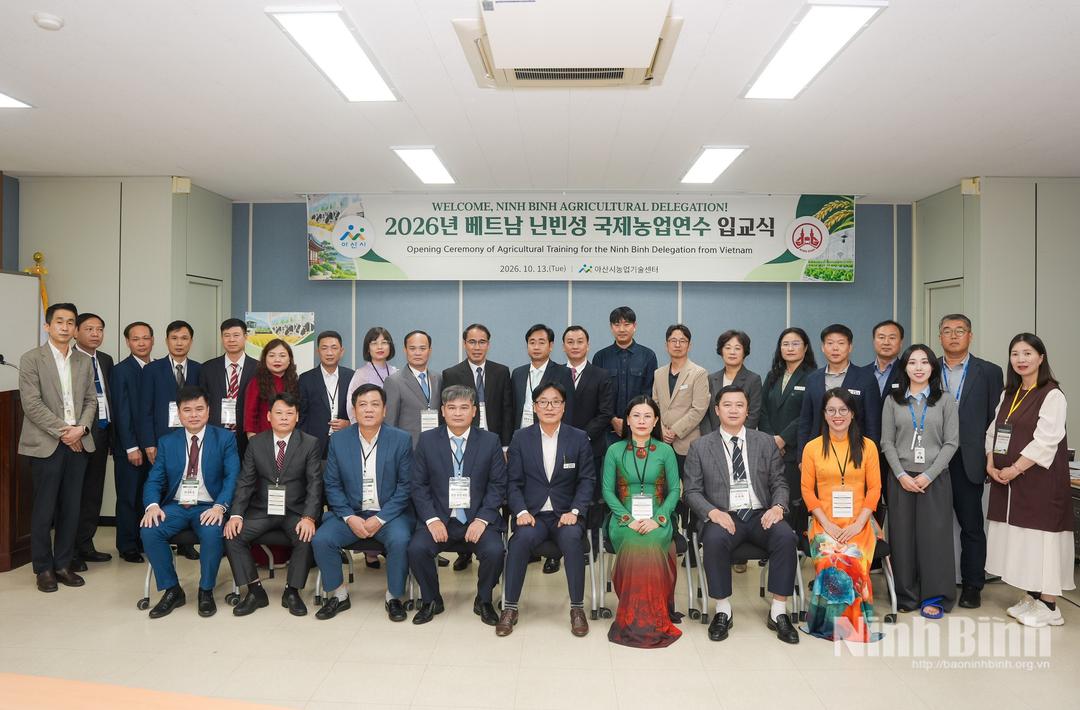 Ninh Binh's delegation take photos at the opening ceremony for the training programme.