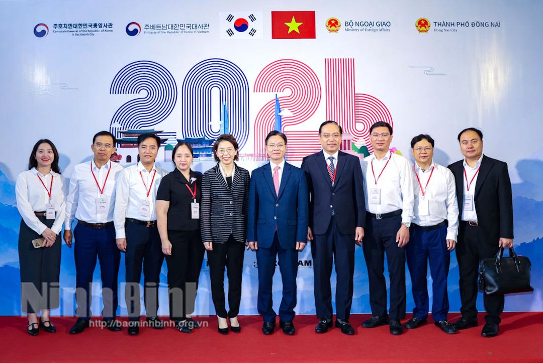 Ninh Binh's delegation takes photos with RoK delegations.