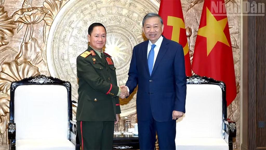Party General Secretary and President To Lam (R) receives General Khamlieng Outhakaisone, Politburo member, Deputy Prime Minister and Minister of National Defence of Laos, in Ha Noi on October 14. (Photo: Dang Khoa)