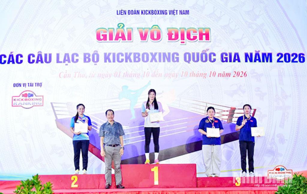 Nguyen Thi Huong wins gold medat at 64 kilogram- 18-40 age-group category.
