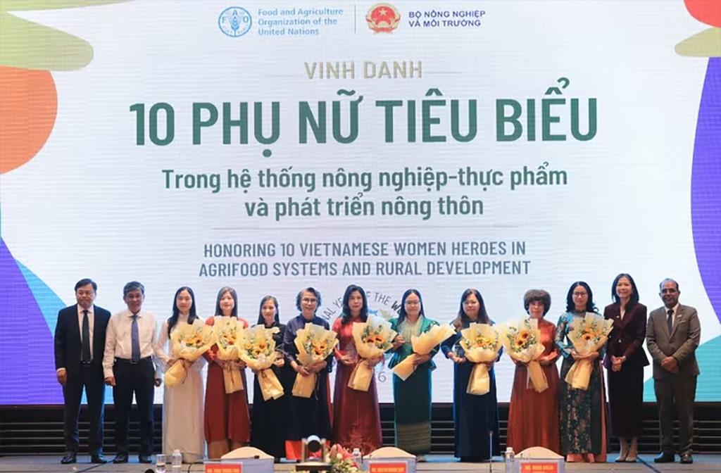 The Vietnamese women honoured by FAO and officials at the ceremony in Ho Chi Minh City on October 15, 2026 (Photo: nongthonviet.vn)