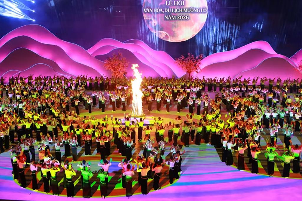 The grand Xoe dance performance with the participation of 2,026 people.