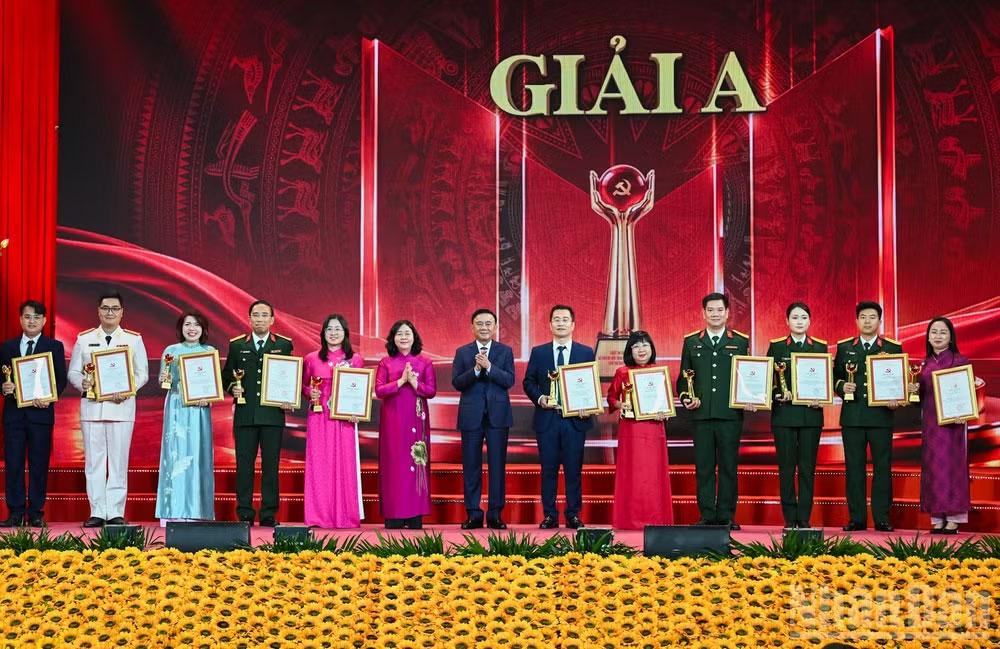 Standing Member of the Party Central Committee’s Secretariat Tran Cam Tu (eighth from left), and Secretary of the Party Committee of the Vietnam Fatherland Front (VFF) and central mass organisations and President of the VFF Central Committee Bui Thi Minh Hoai (seventh from left) present A prizes to individual authors and author groups. (Photo: VNA)
